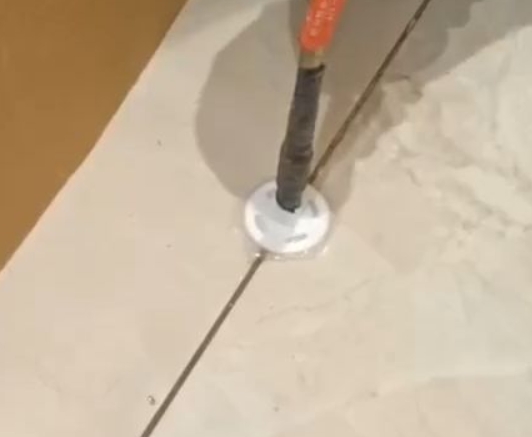 濮阳瓷砖空鼓维修公司专业解答瓷砖在铺贴过程中，如果没有涂抹均匀到位的粘结材料（如水泥砂浆或瓷砖胶），可能会导致以下问题