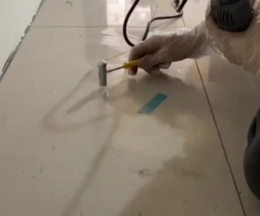 濮阳瓷砖开裂维修公司专业分享瓷砖在铺贴前如果没有沥干水分，将会导致以下问题